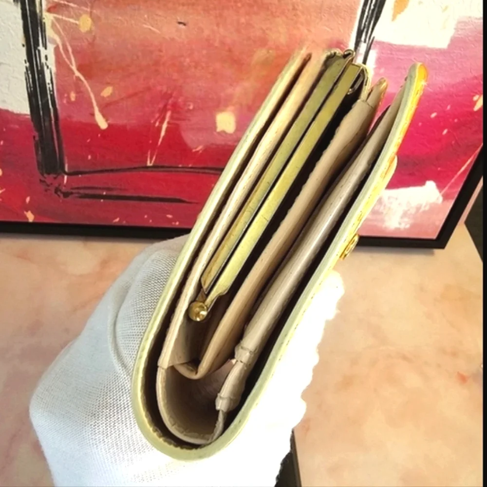 🏵Louis Vuitton Vernis Kisslock Wallet Yellow Beige Porto Monnaie Biennois🏵